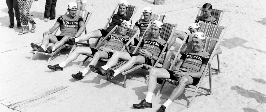 Eddy Merckx and his Molteni team mates definitely have beach body. Tour de France rest day in the 1970s