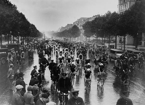 Start of Tour de France 1932 in Paris. 