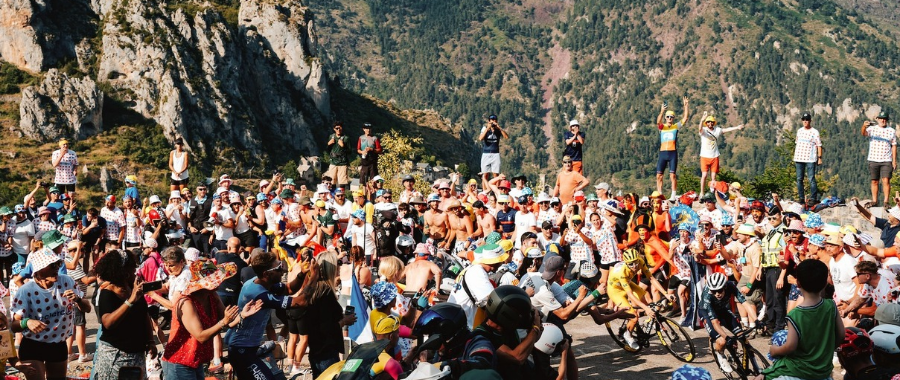 Crowd cheering for the cyclists at Tour de France 2024.📸 Jered & Ashley Gruber / A.S.O