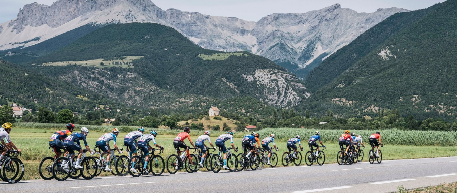 Mountains in the background during the 17th stage of Tour de France 2024 (Charly Lopez / A.S.O.)