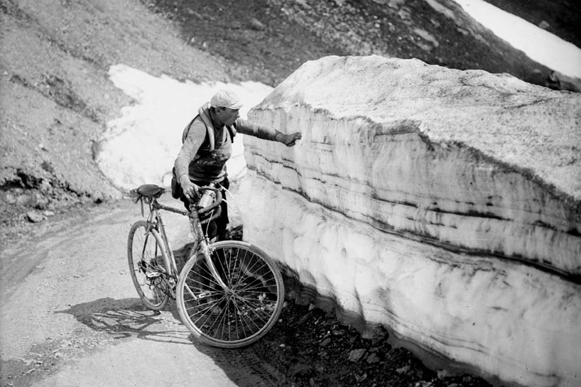 Hector Heusghem checking the roadside snow at Tour de France 1923