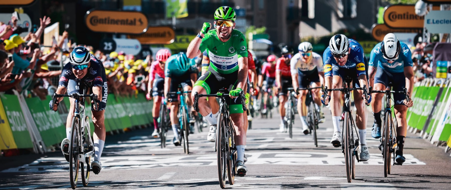 In a bunch sprint in Carcassonne, Mark Cavendish celebrating his 34th Tour de Frwnce stage victory in the 14th stage of Tour de France 2021. Photo: A.S.O. / Aurelien Vialatte