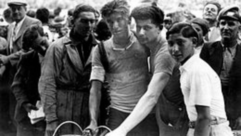 Theo Middelkamp, the first Durch stage winner at Tour de France in the middle of a crowd