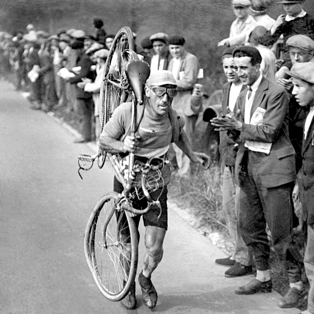 Victor Fontan  carrying his bike on his shoulder during Tour de France 1929